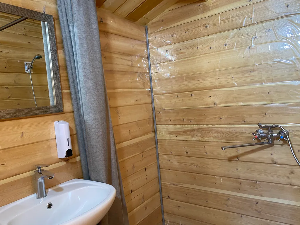 Коттедж у водопада