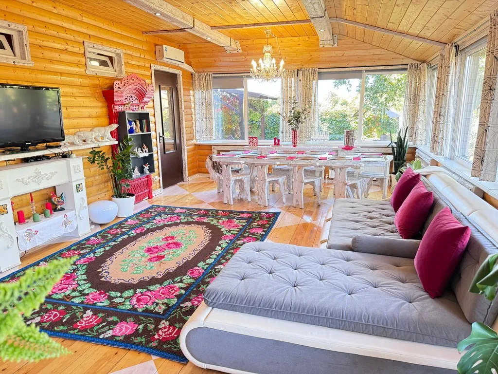 Просторный дом с банькой и видом на храм