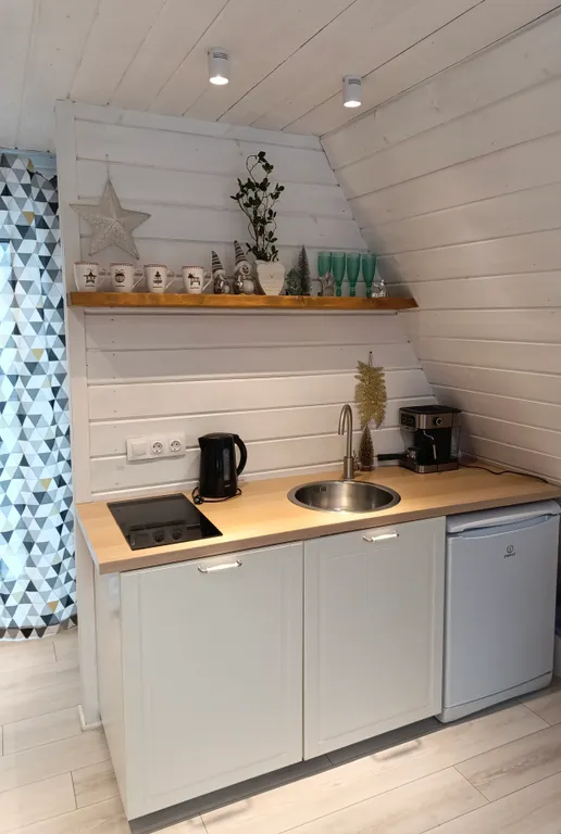 Дом с баней и чаном у леса