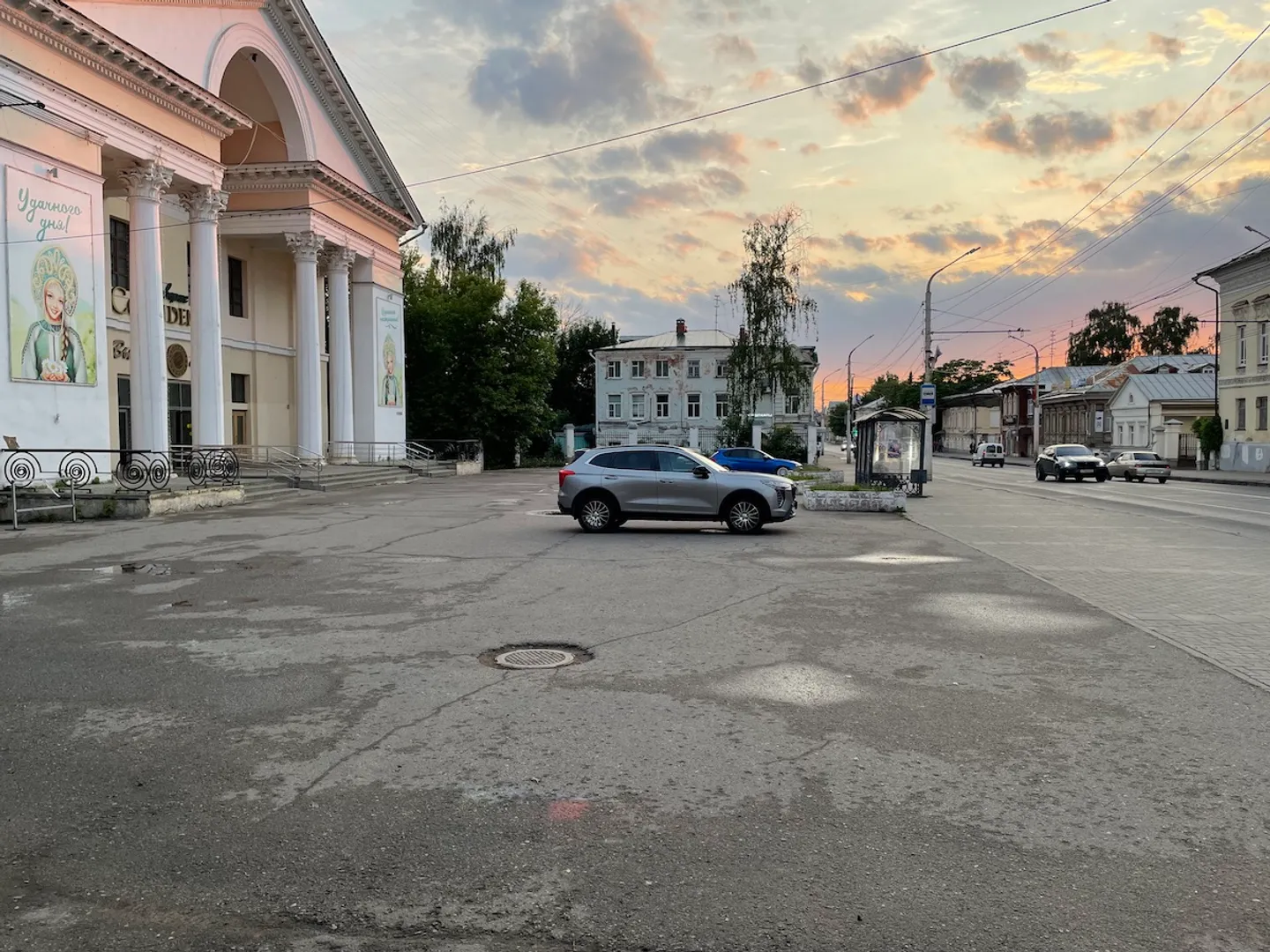 Торговый центр, продовольственный магазин и большая парковка под видеонаблюдением. Фото в вечернее время