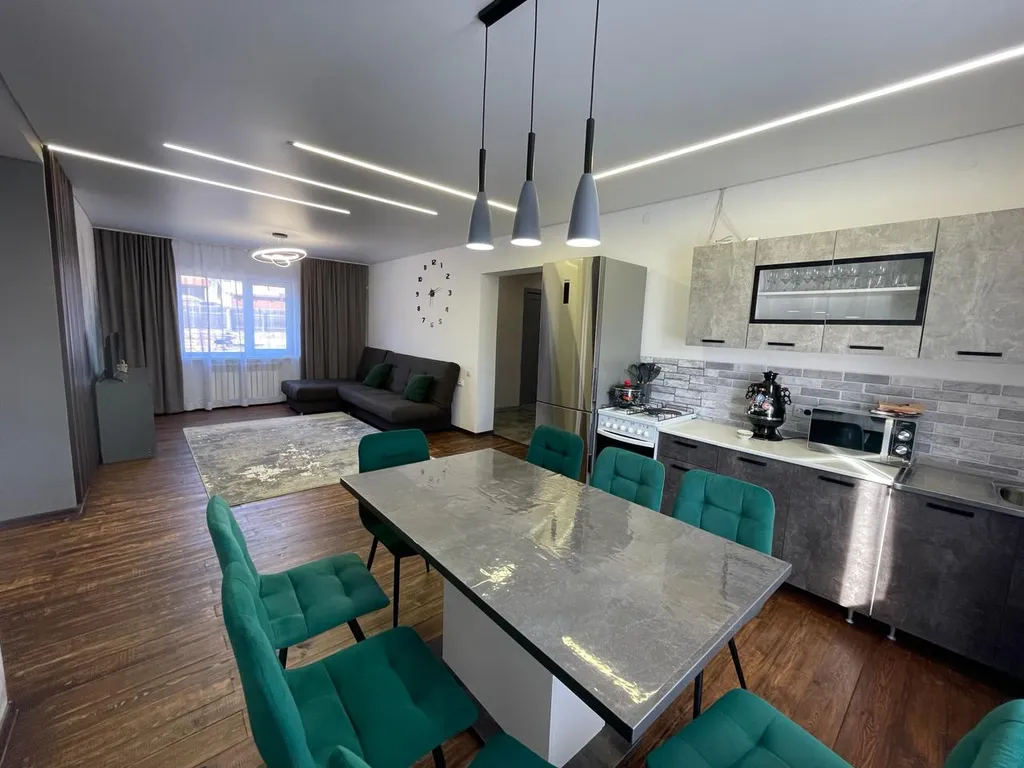 Благоустроенный просторный коттедж с видом на горы для большой компани