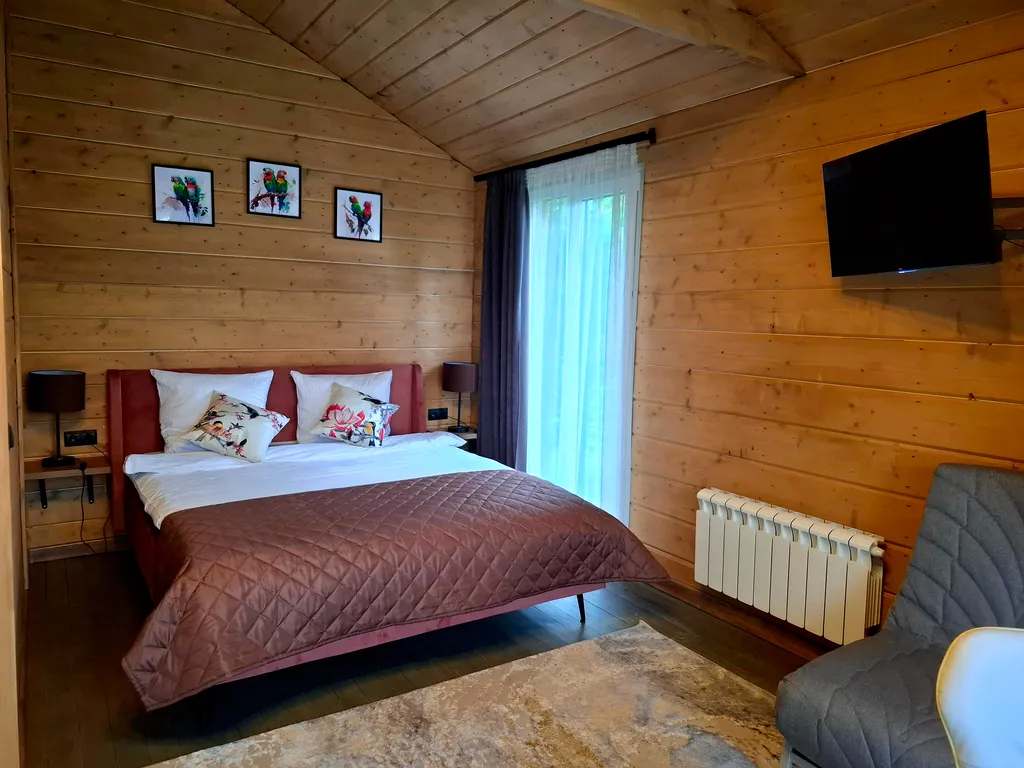 Коттедж в лесу у пруда