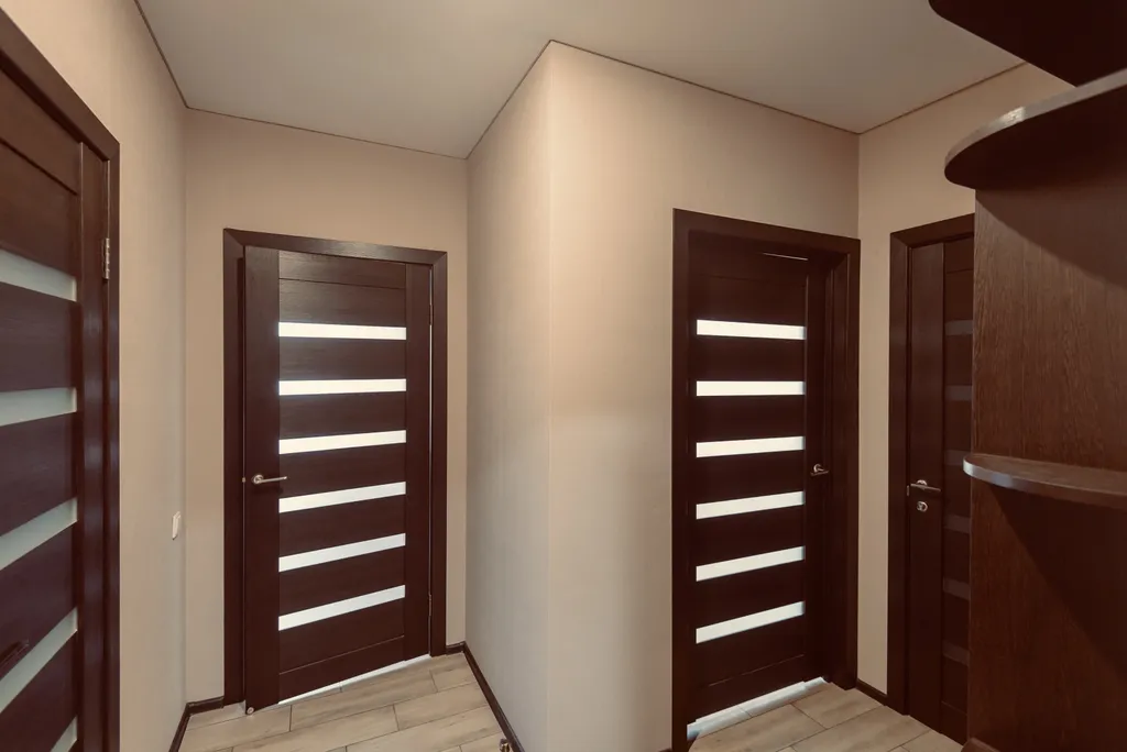 Новая квартира с большой круглой кроватью