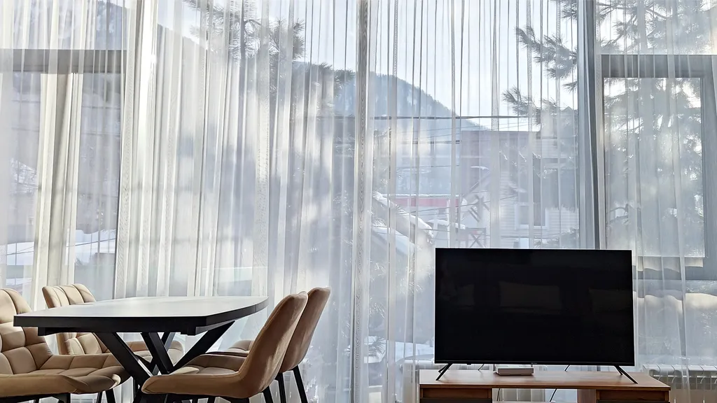 Панорамная студия с видом на горы в центре Красной Поляны. Балкон.