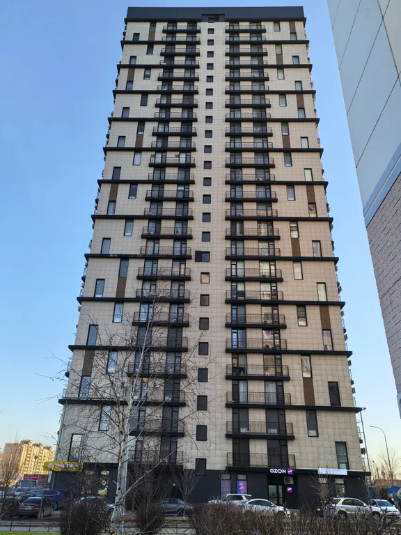 Студия с видом на город