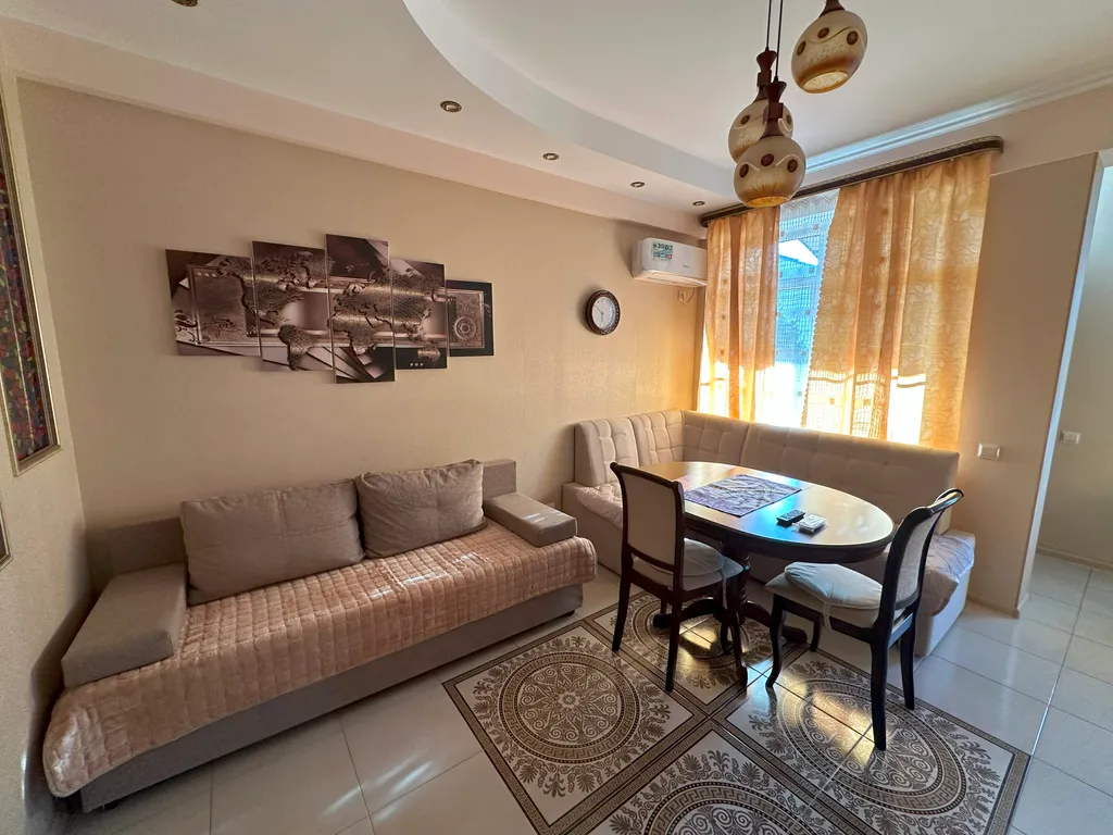 Дом с часами - двухэтажный таунхаус для отпуска у моря