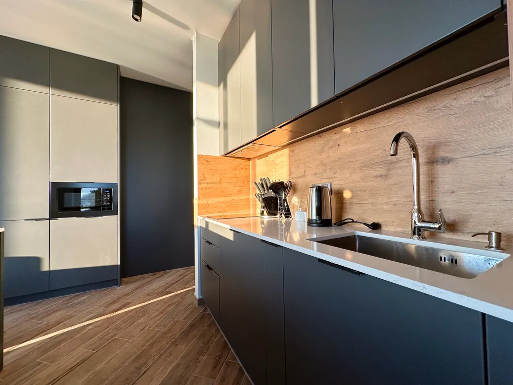 Просторный партамент с отдельной спальней  Шикарный вид на море