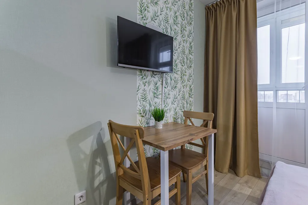 Уютная студия с качелью, у озера