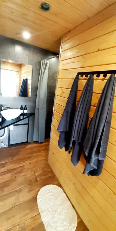 Дом с панорамными окнами и видом на озеро