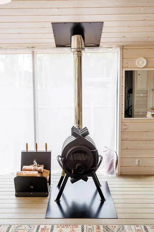 Загородный дом у леса и конюшни