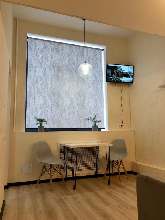 Стильная квартира-студия с большими окнами