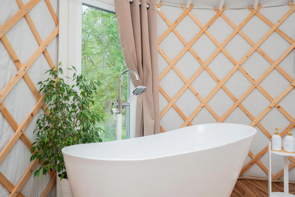 Глэмпинг с большой террасой в лесу