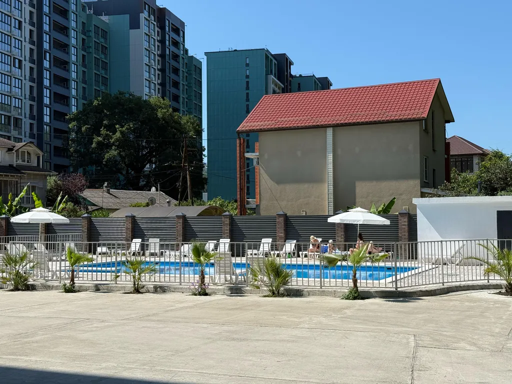 Апартаменты с бассейном недалеко от моря