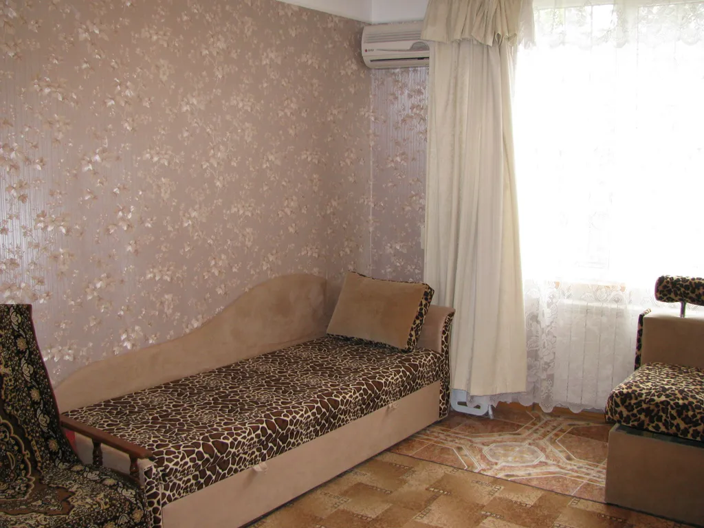 Квартира с зеленым двориком, мангалом и гаражом в 5 мин от моря