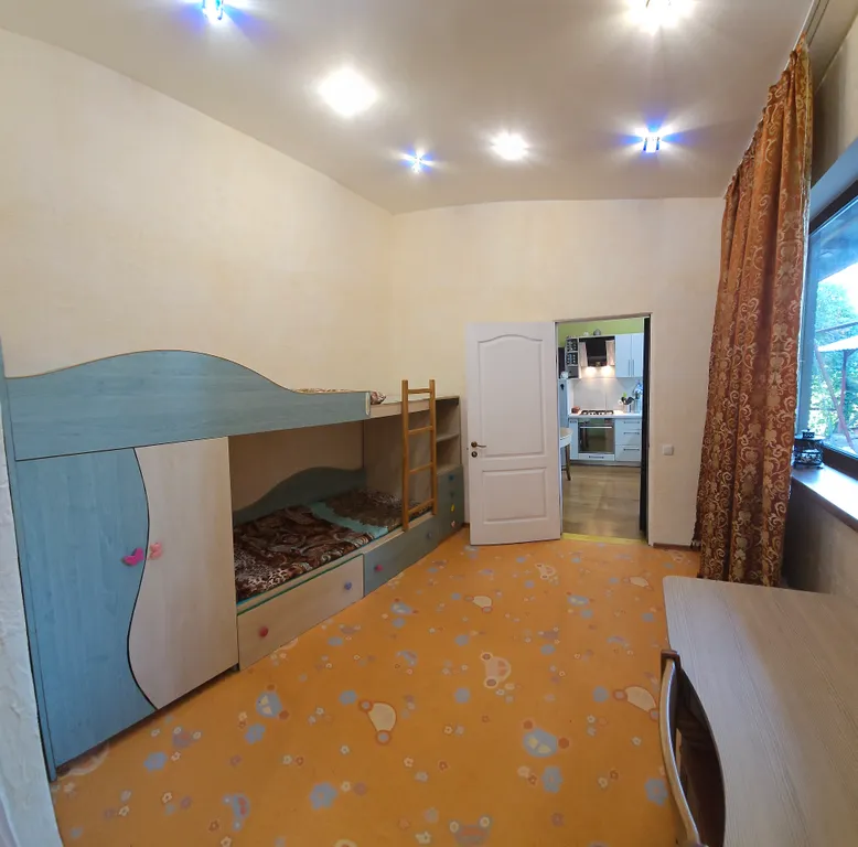 Дом в лесу с каминным деревом внутри