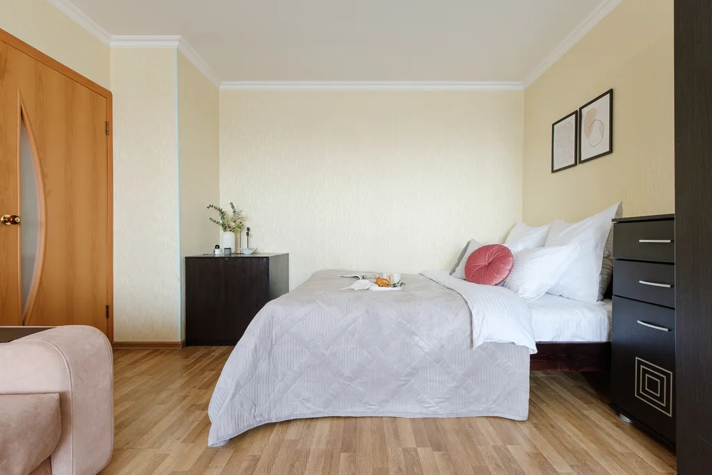 Широкая кровать и балкон для отдыха