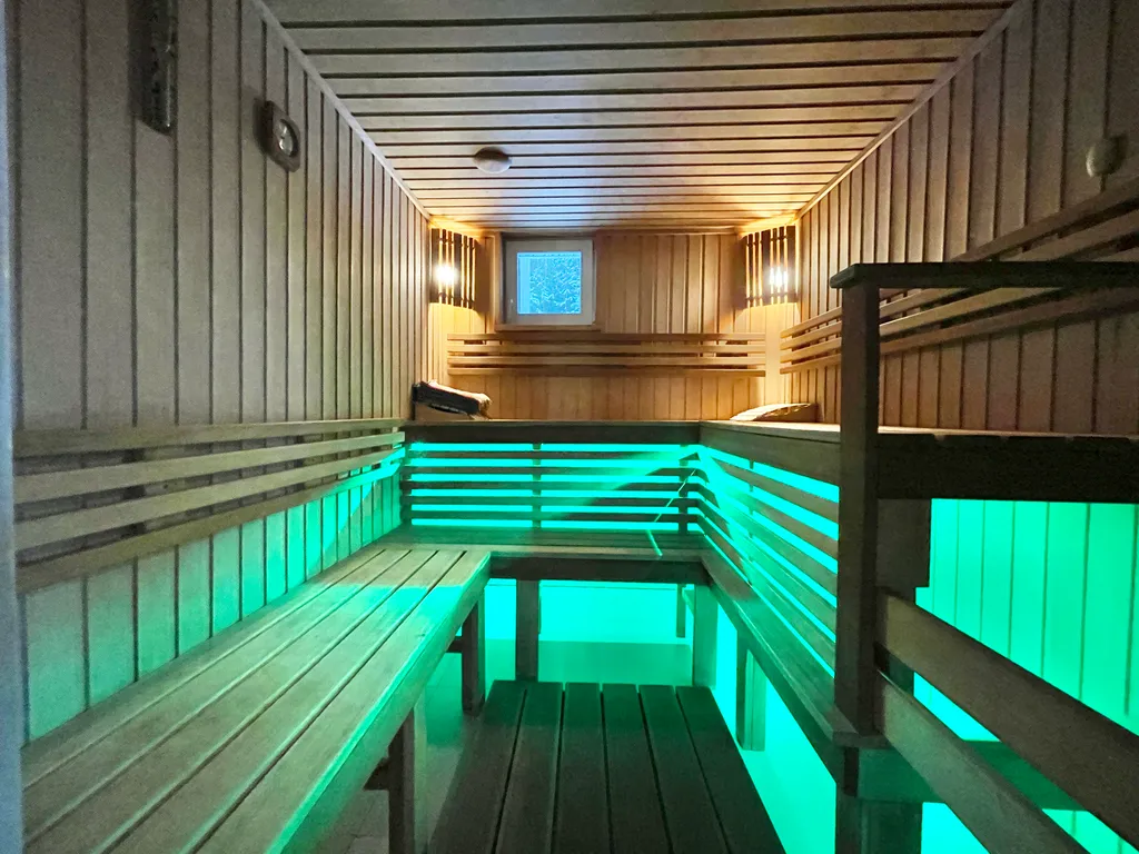 Коттедж Коттедж на берегу озера, с 5 спальнями, сауной  камином — Межозерное