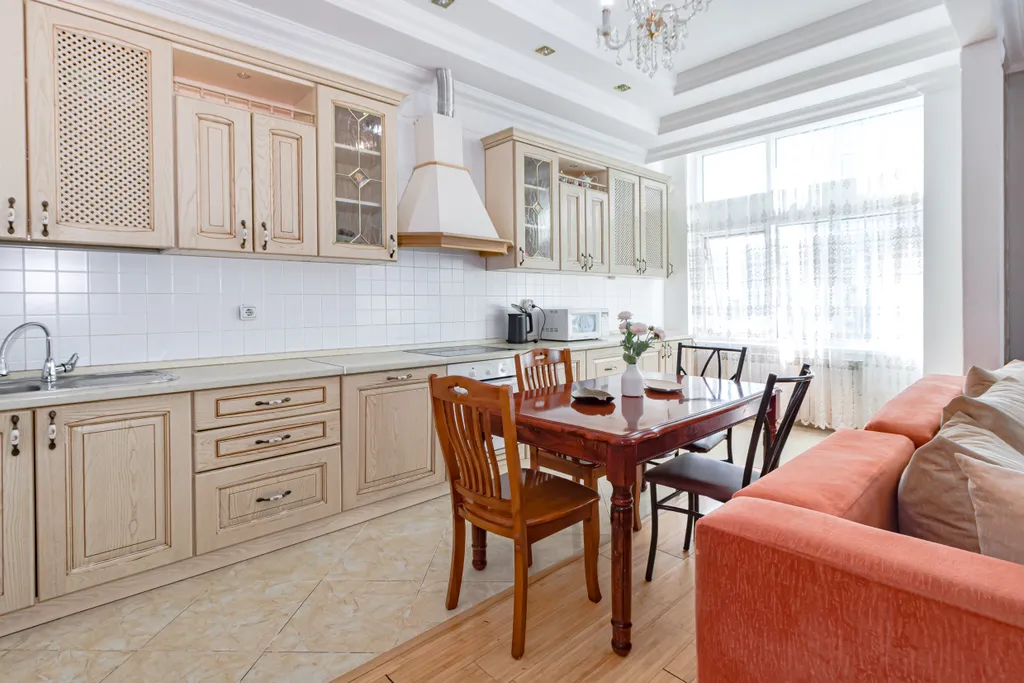 Рядом с Байтереком в золотом квадрате