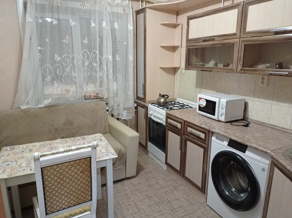 Квартира Район АДК — аренда посуточно в Боровичи