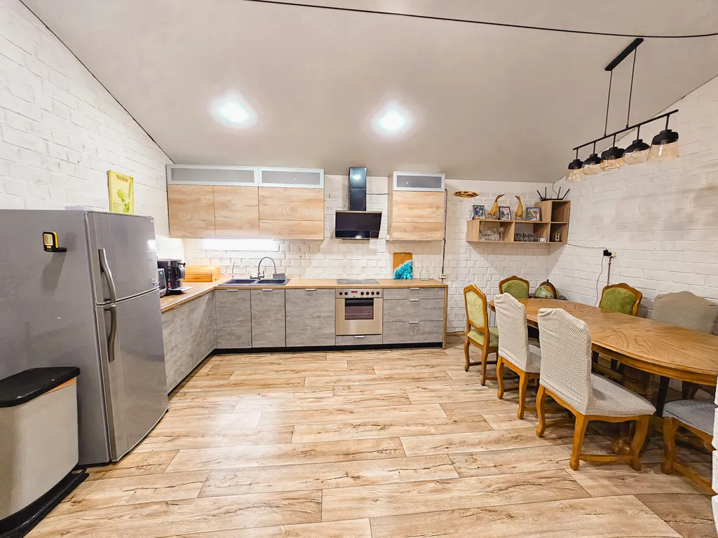 Просторный дом с баней и настольным теннисом в городе