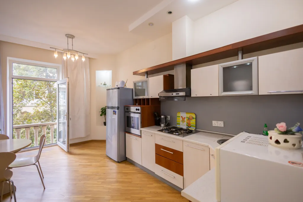 Квартира с видом на улицу Низами, Торговая