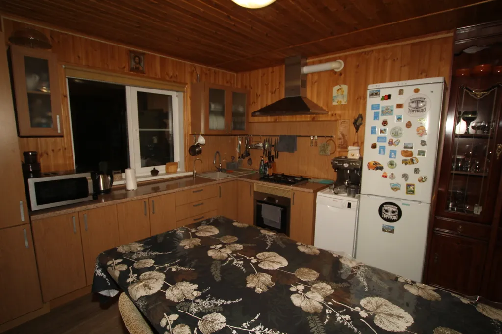 Шикарный дом находится на берегу озера, окруженный хвойным лесом