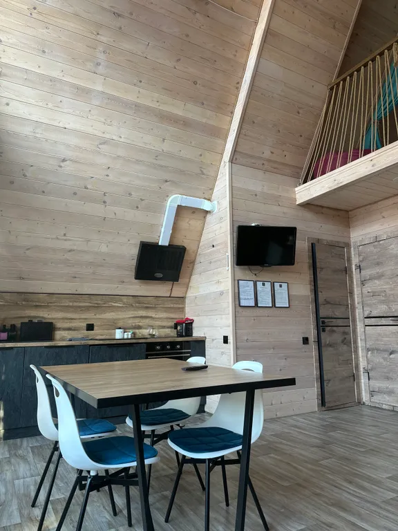 Уютный дом с красивым видом на зелёную гору