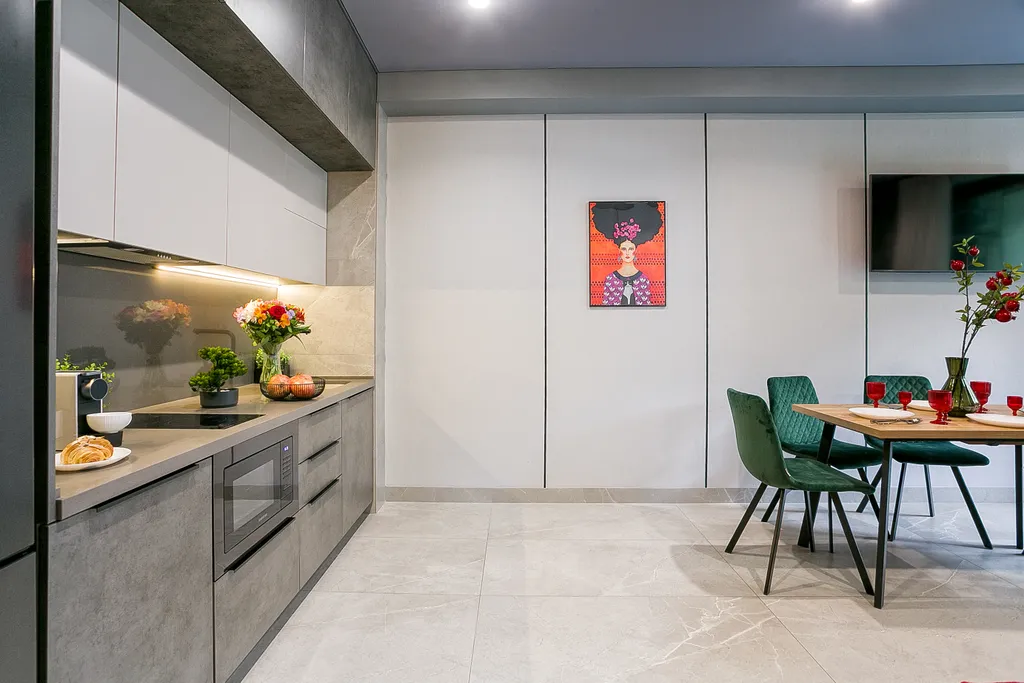 Гранатовый. На большую семью, вид на лес