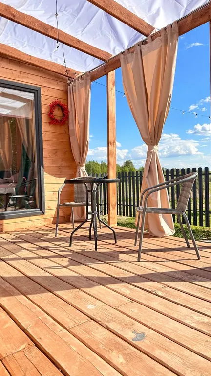 Стильный Красный дом у реки