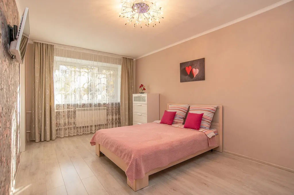 Светлая квартира в центре, вблизи парка Притяжение — аренда посуточно в Магнитогорск