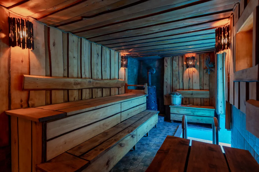 Загородный коттедж с баней и подогреваемым бассейном