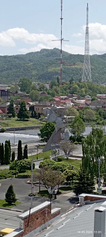 Квартира с видом на набережную и горы