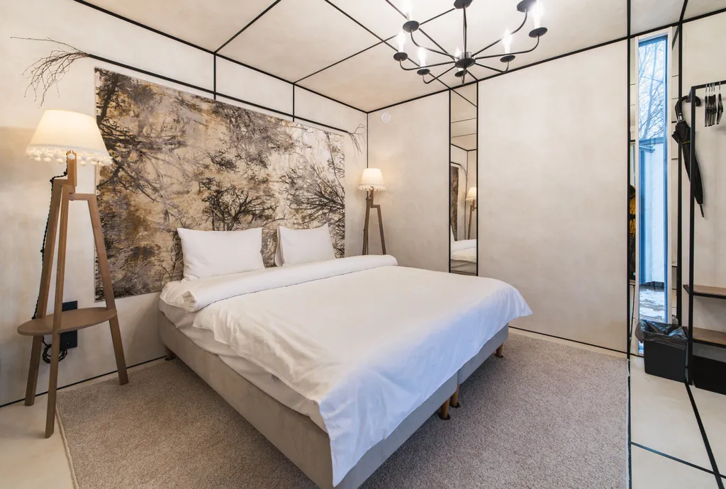 Домик-куб для двоих на берегу реки