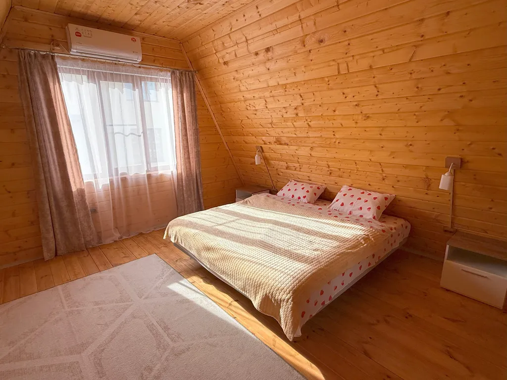 А-фрейм шалаш у леса