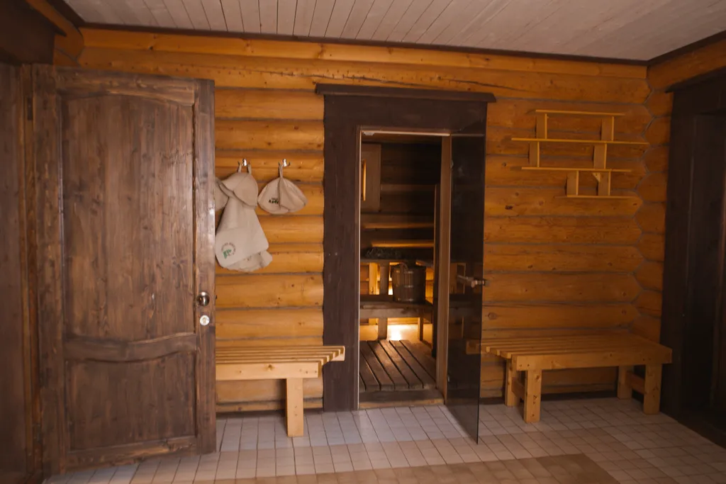 Двухэтажный дом для отдыха на природе с баней