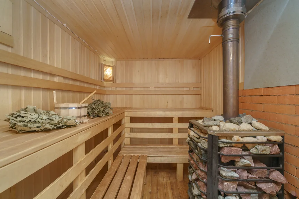 Новый коттедж для отдыха у реки с бассейном и баней