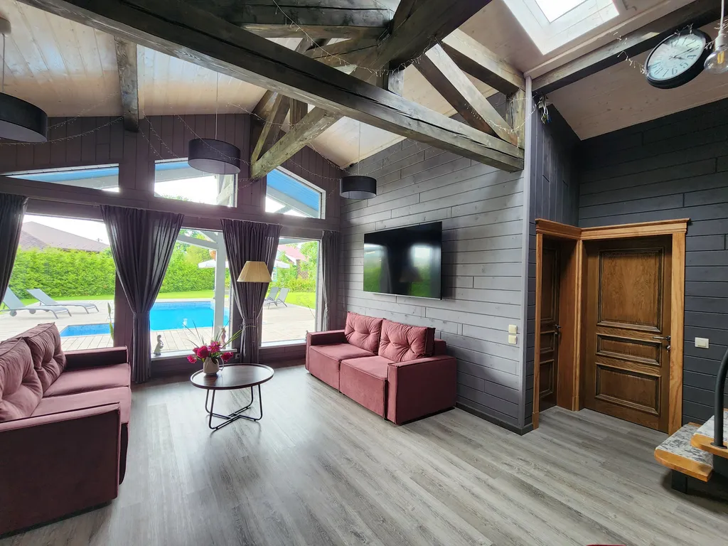 Дом с бассейном, в деревне