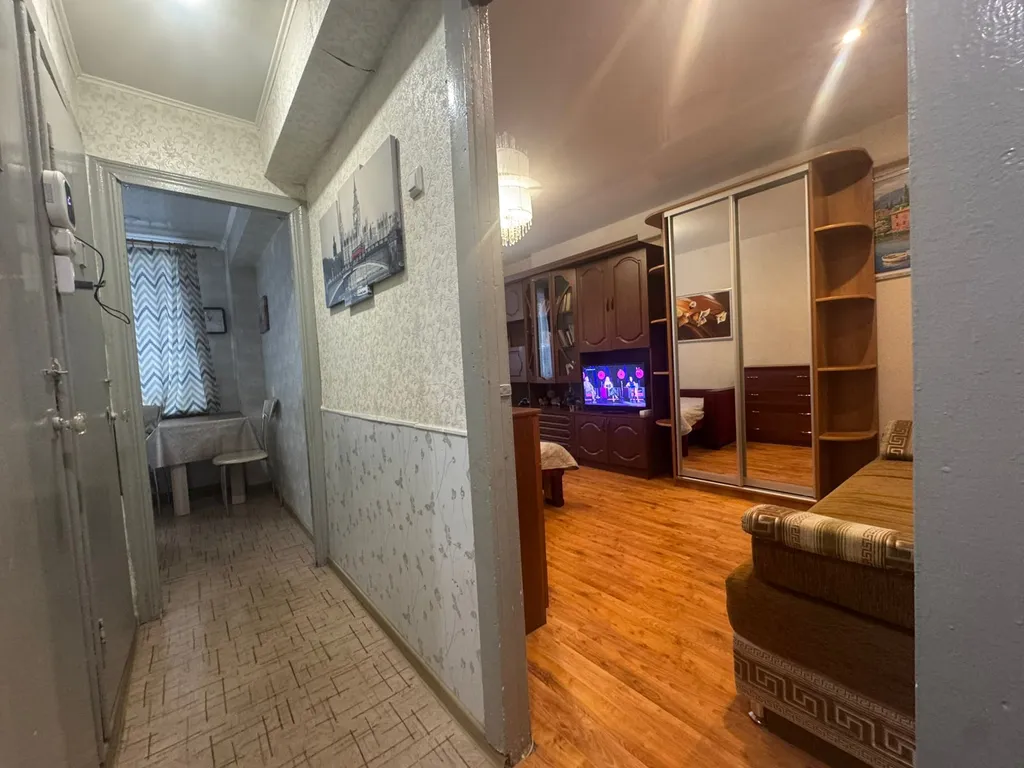 Не дорогая, без изысков, в центре