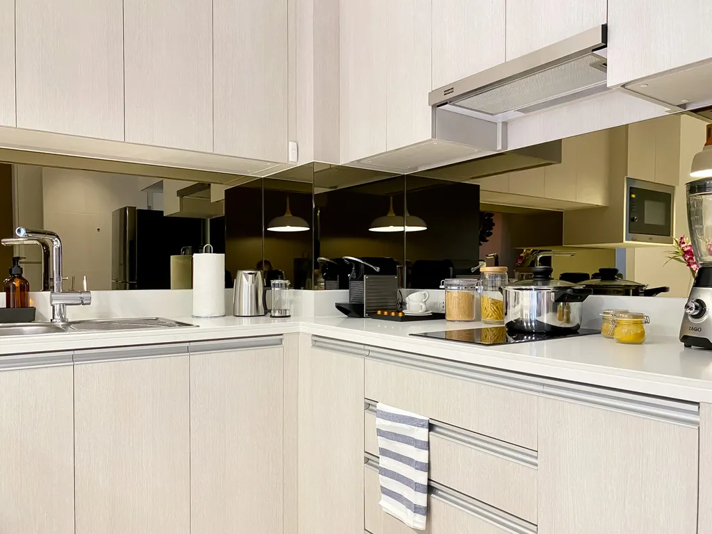 Две спальни с видом на озеро и море