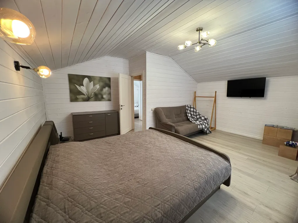 Уютный новый дом у хвойного леса в черте города