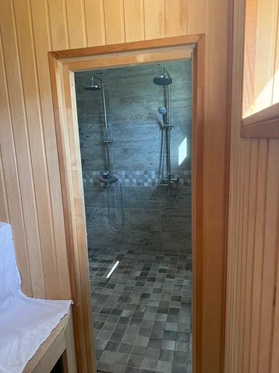 Домик с озером