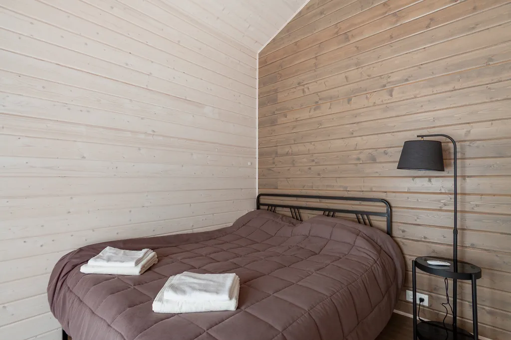 Уютный дом с панорамными окнами и видом на лес