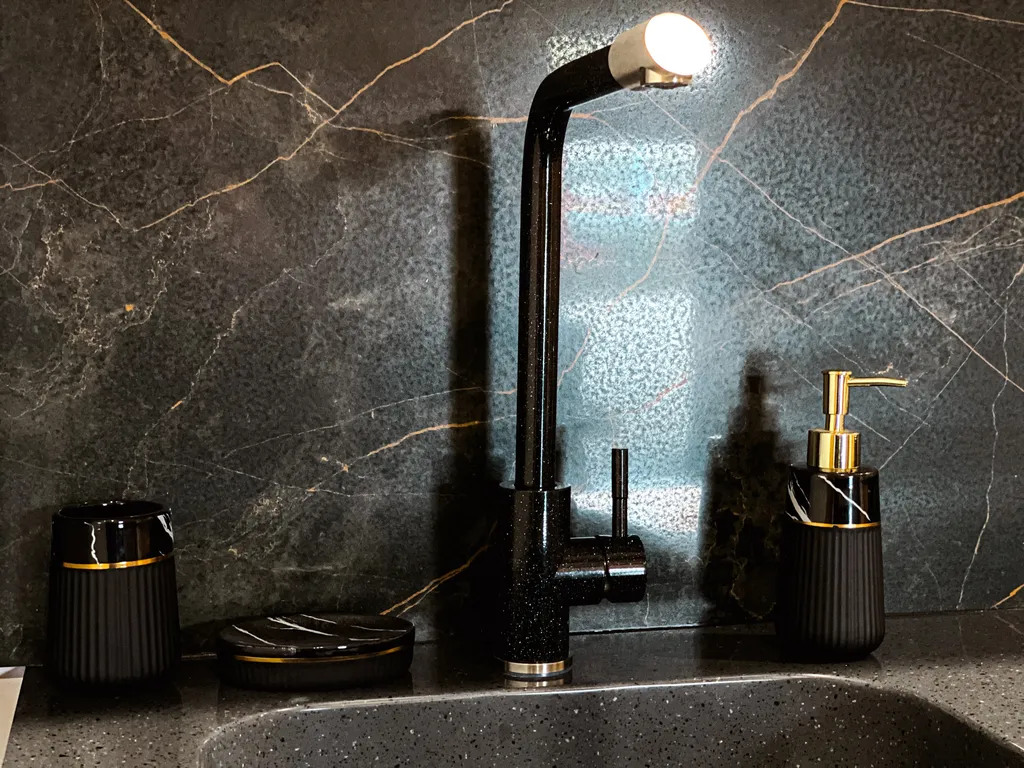 Загородный коттедж с баней и подогреваемым бассейном