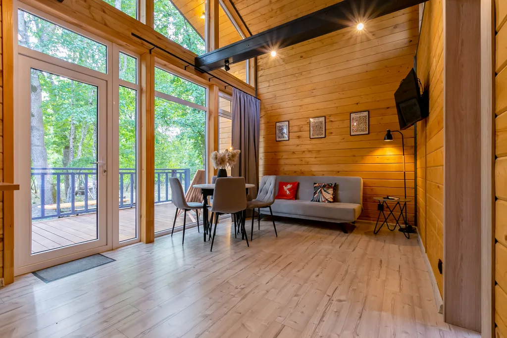 Уютный дом в лесу