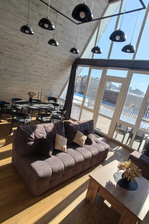 Панорамный домик с теплым бассейном в пяти минутах ходьбы от города