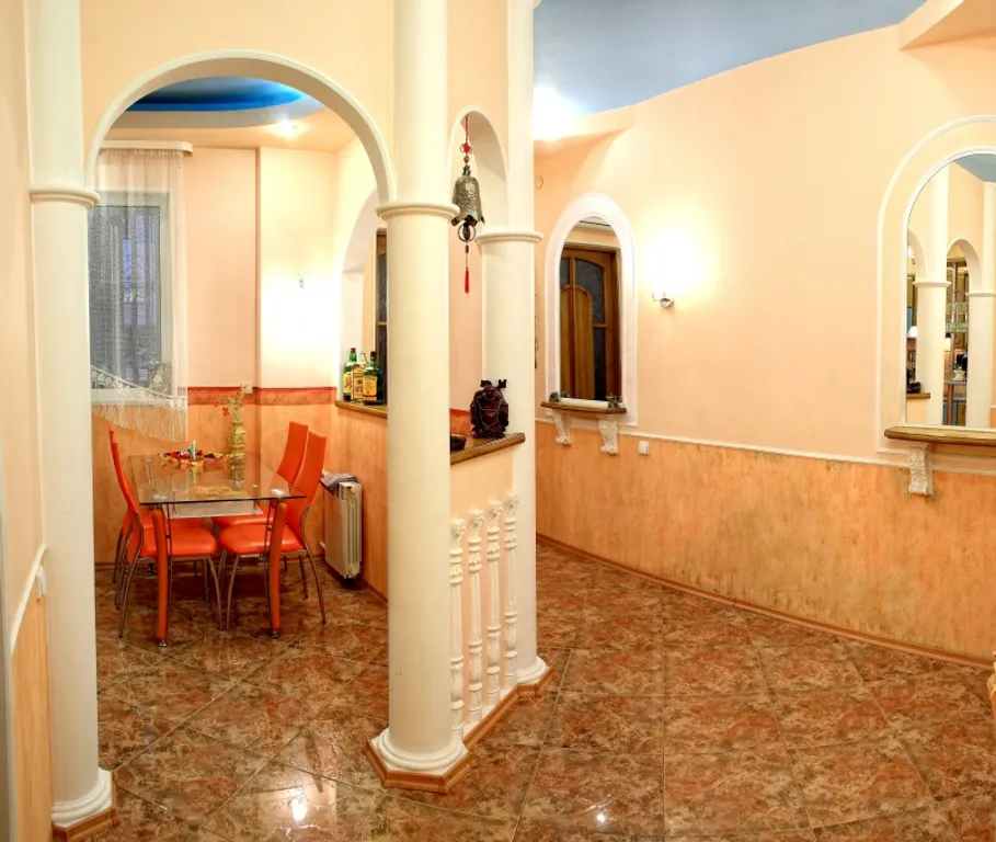 Крупногабаритная двушка с отдельным входом в центре, парковка