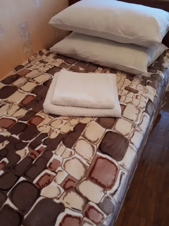 Двухкомнатная квартира с большой лоджией в центре Феодосии