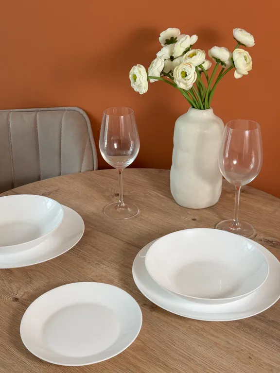 Яркая студия с видом на море