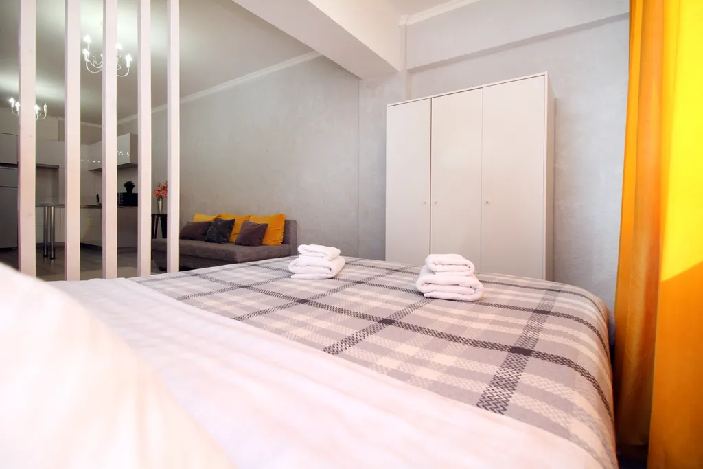 Квартира Студия, центр, с ярким акцентом — Алматы