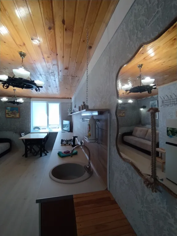 Дом через сосновый лес у Балтийского моря